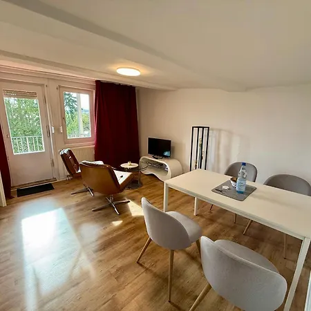 Retro Und Gemuetlichkeit Im Fachwerkhaus - 2 Schlafzimmer, Wohnzimmer, Parkplatz, Balkon - W3 Apartmán *
